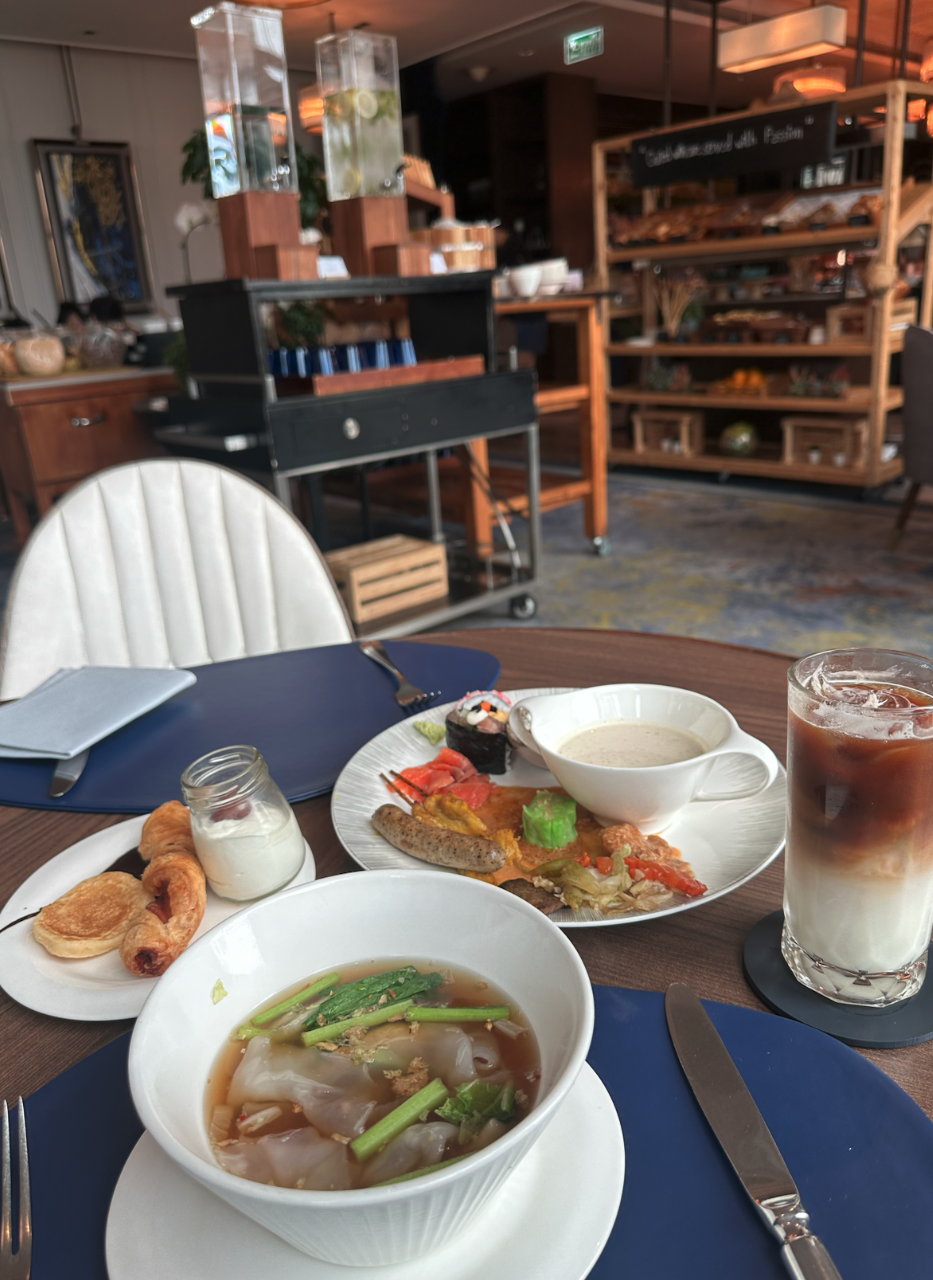 태국식 쌀국수와 빵, 음료를 담은 VIE Hotel Bangkok La VIE 조식