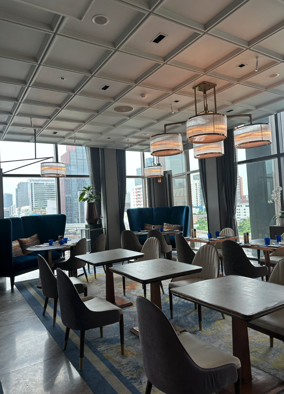 통유리창과 파란색 소파가 있는 VIE Hotel Bangkok 11층 La VIE 레스토랑