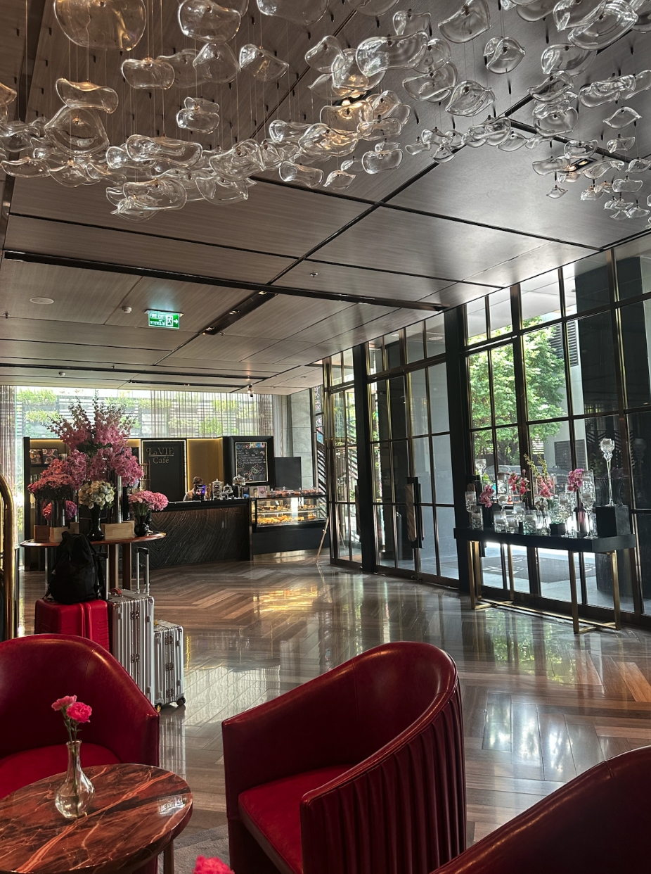 유리 오브제와 La VIE Café가 보이는 VIE Hotel Bangkok 로비
