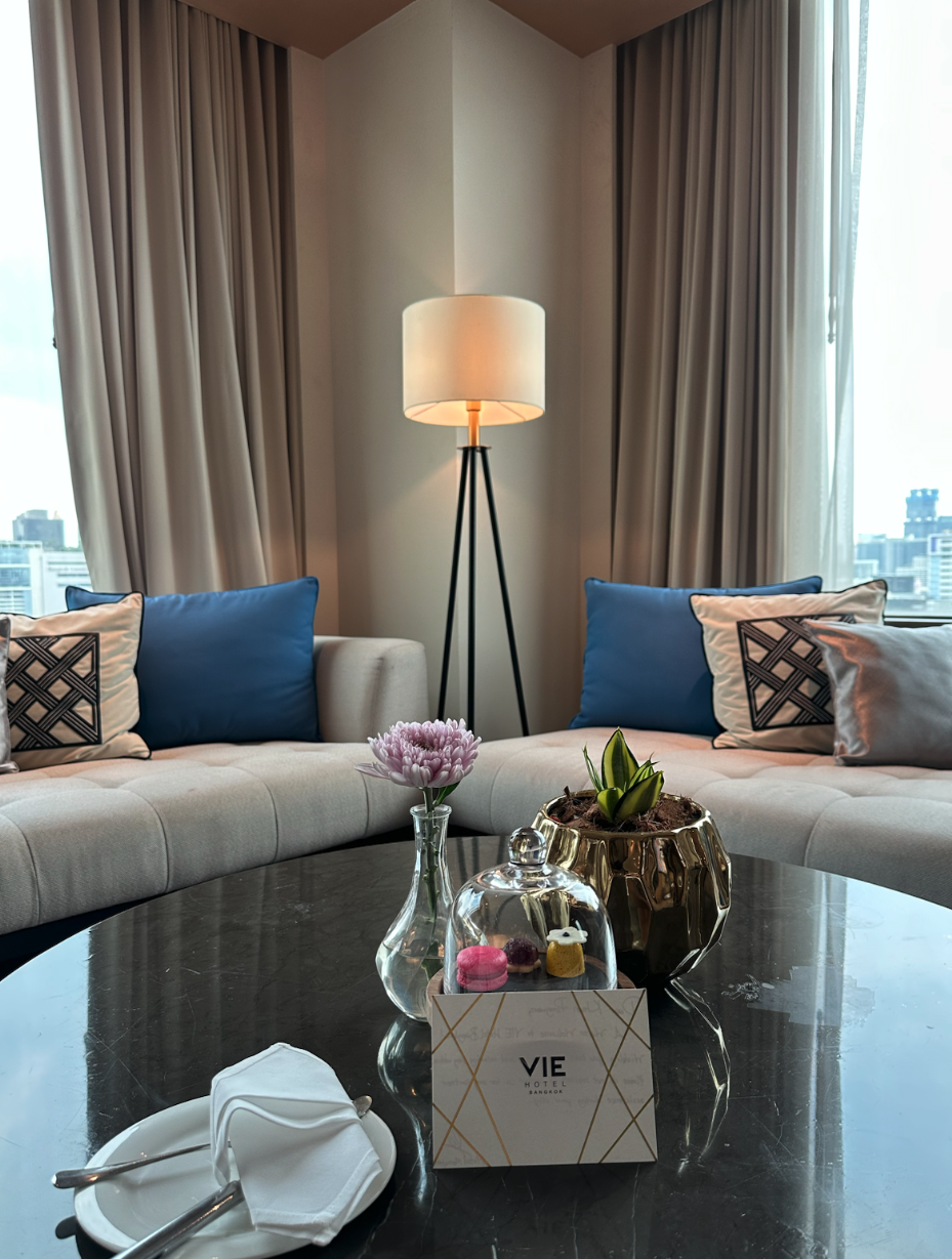 웰컴 디저트와 VIE Hotel Bangkok 카드가 놓인 1712호 거실