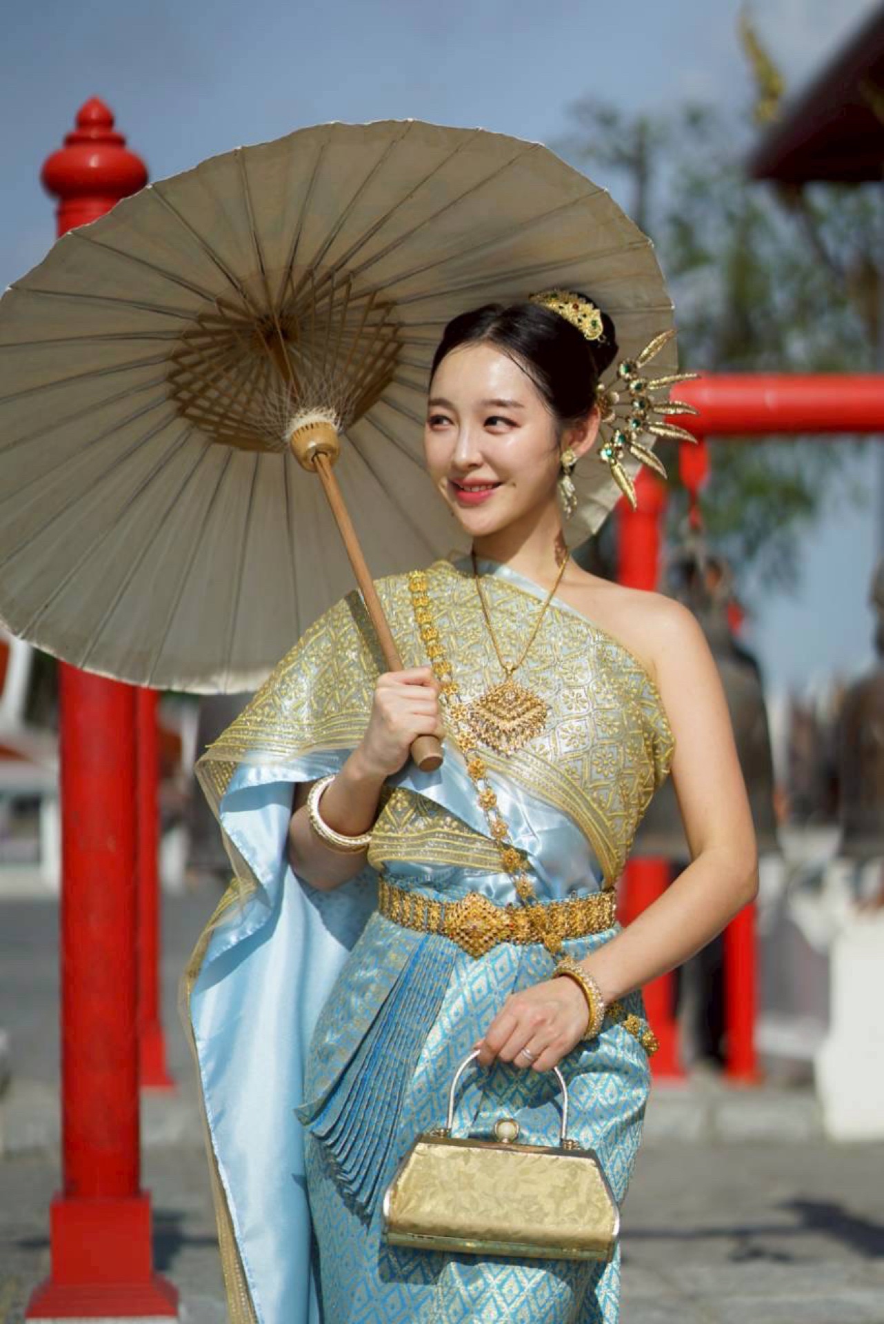 방콕 사원 앞에서 태국 전통의상을 입은 다니