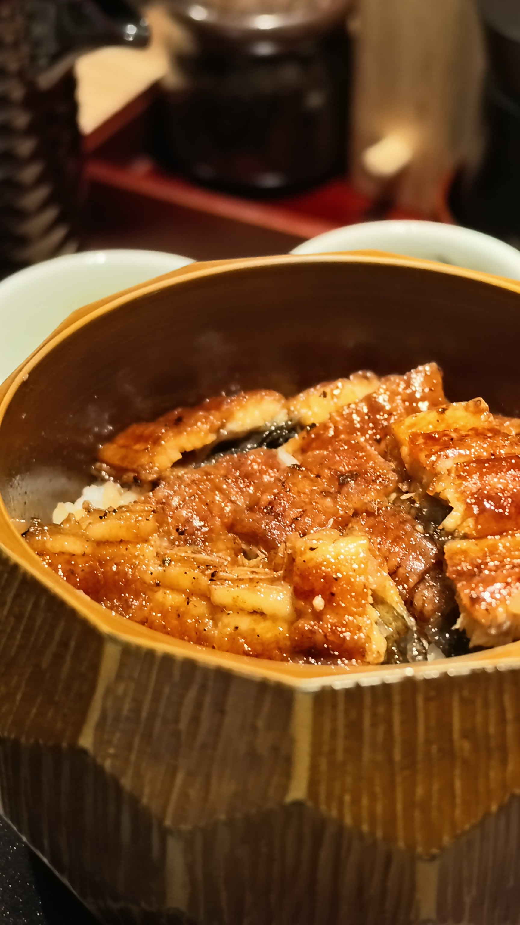 장어와 밥이 담긴 히츠마부시 통
