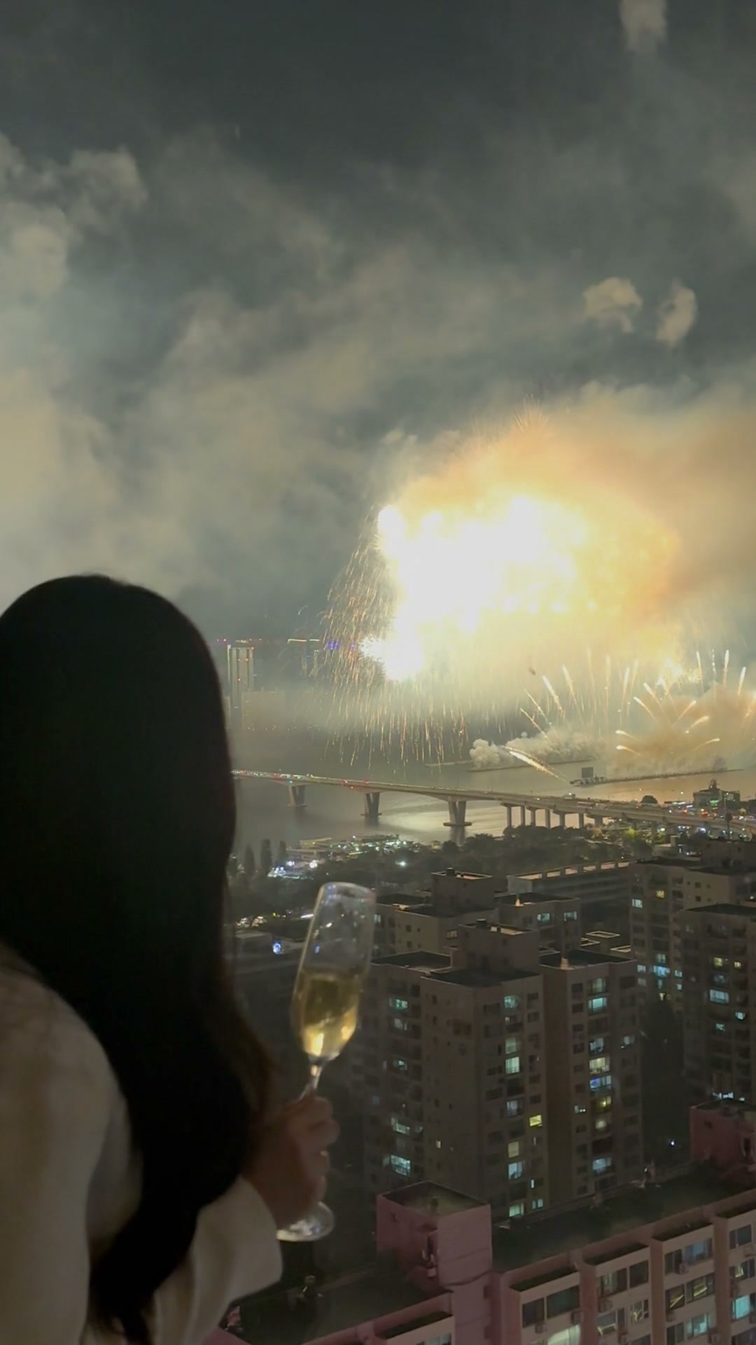 마리포사 창가 좌석에서 불꽃을 보는 직접 방문 장면
