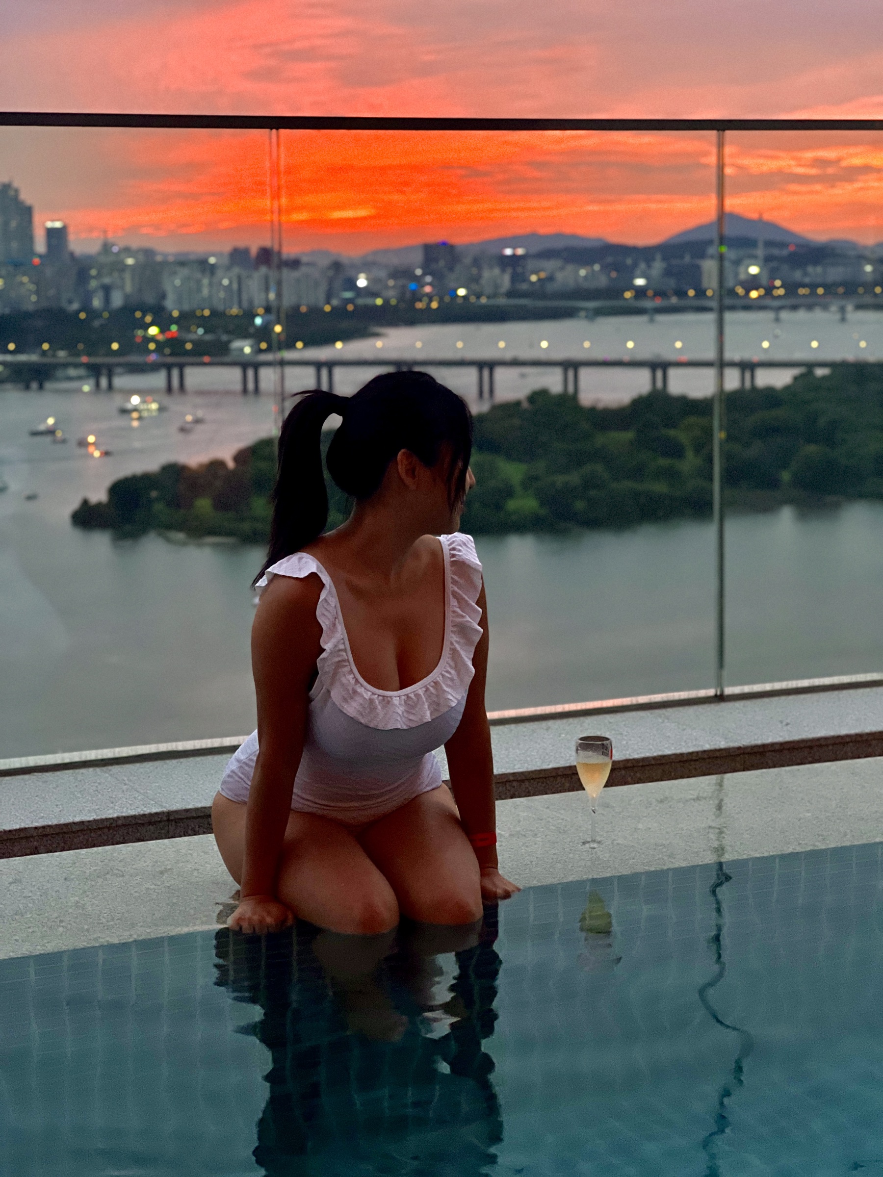 호텔 나루 서울 인피니티풀에서 노을 진 한강을 바라보는 다니